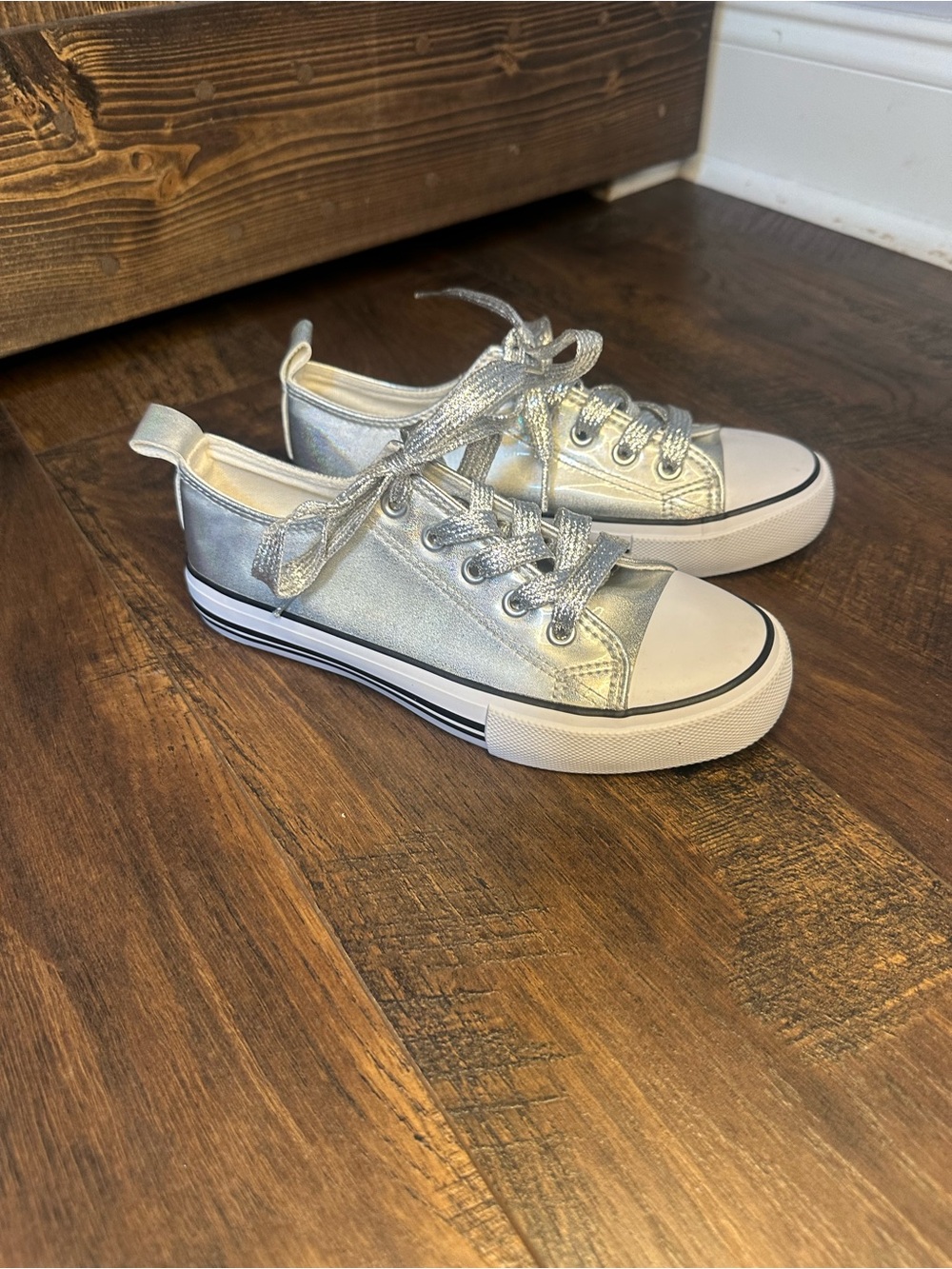Kids Metallic Silver Low-Top Sneakers size 4